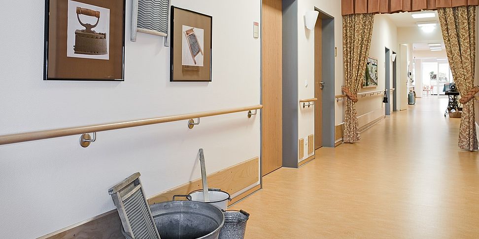 Demenzpatienten finden in den Fluren des Pflegeheims Kaiserslautern Erinnerungsstücke.