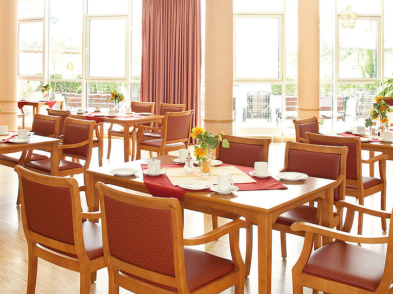 Das einladende und stilvolle Restaurant im Pflegeheim Schrobenhausen