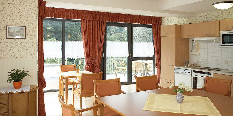 In der Therapieküche des Pflegeheims Potsdam wird gemeinsam gekocht.