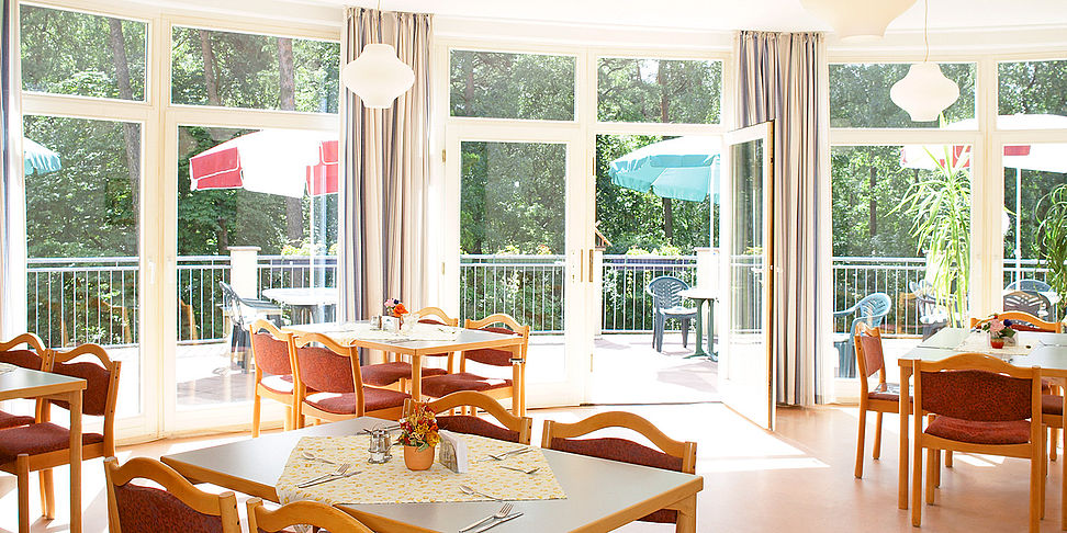 Das einladende und stilvolle Restaurant im Pflegeheim Rüstow - Haus Pulverhof