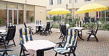 Frische Luft schnappen auf der Terrasse im Pflegeheim Wittenberg