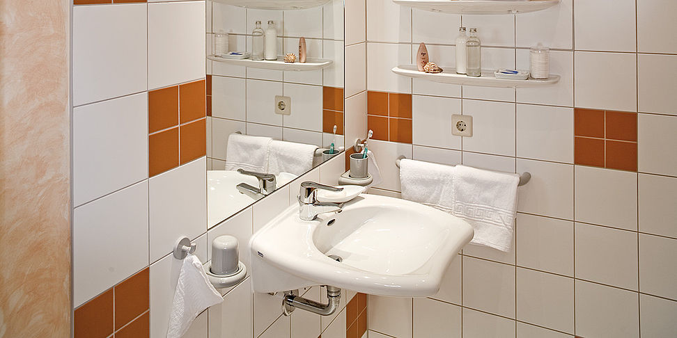 Die Zimmer im Pflegeheim Leinfelden-Echterdingen verfügen über barrierefreie Bäder.