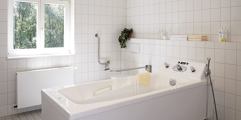 Ein Pflegebad im Stationsbad des Altenheim Rüstow - Haus Pulverhof