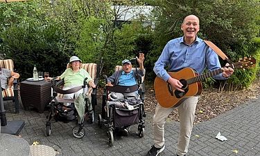 Musiker Frank Hammer hat viele Fans in der Kursana Villa, auch weil er auf Zuruf die Lieblingslieder der Senioren spielt. Der Auftritt beim Gartenfest glich einer Hommage an Elis Presley.
