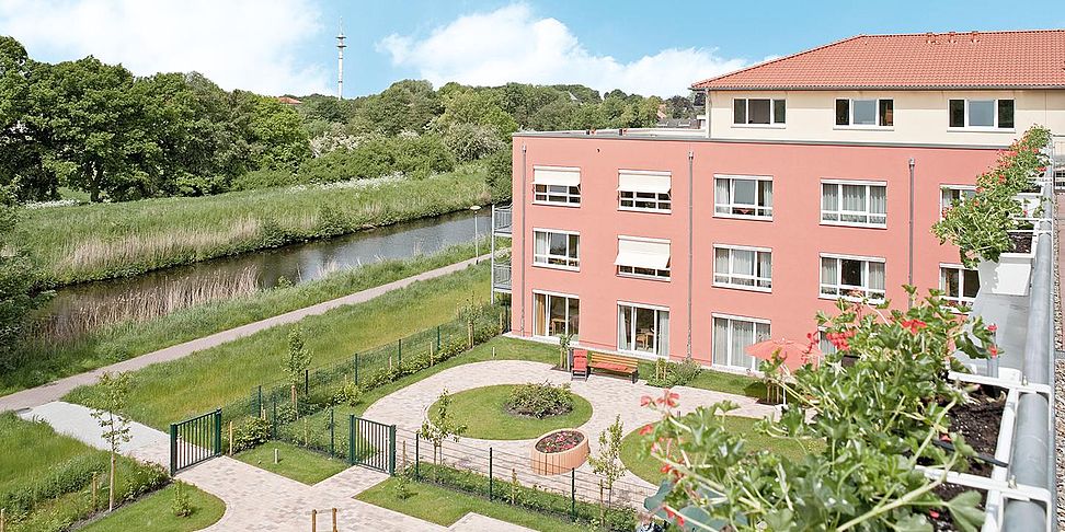 Der Garten im betreuten Wohnen vom Pflegeheim Aurich lädt zum Spazieren ein