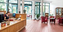 Ein lebendiges Foyer im betreuten Wohnen Prien