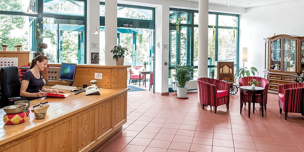 Ein lebendiges Foyer im betreuten Wohnen Prien