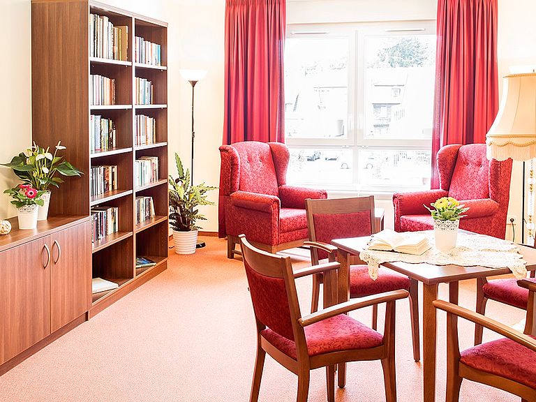 Eine gemütliche Bibliothek im Altenheim Buedingen