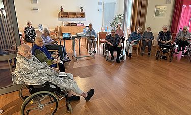 Monika Wolf (zweite von links) gibt den Bewohnerinnen und Bewohnern neue Einblicke in ihre Heimatstadt.