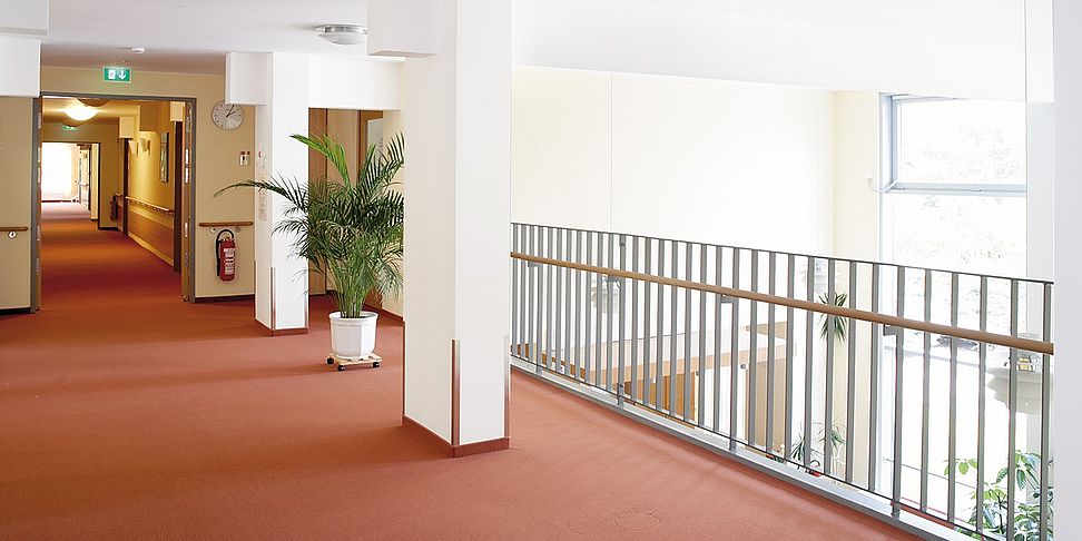 Demenzpatienten finden in den Fluren des Pflegeheims Berlin Marzahn Erinnerungsstücke