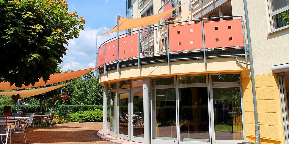 Auf der Terrasse des betreuten Wohnen im Pflegeheim Reichenbach genießt man Kaffee und Kuchen.