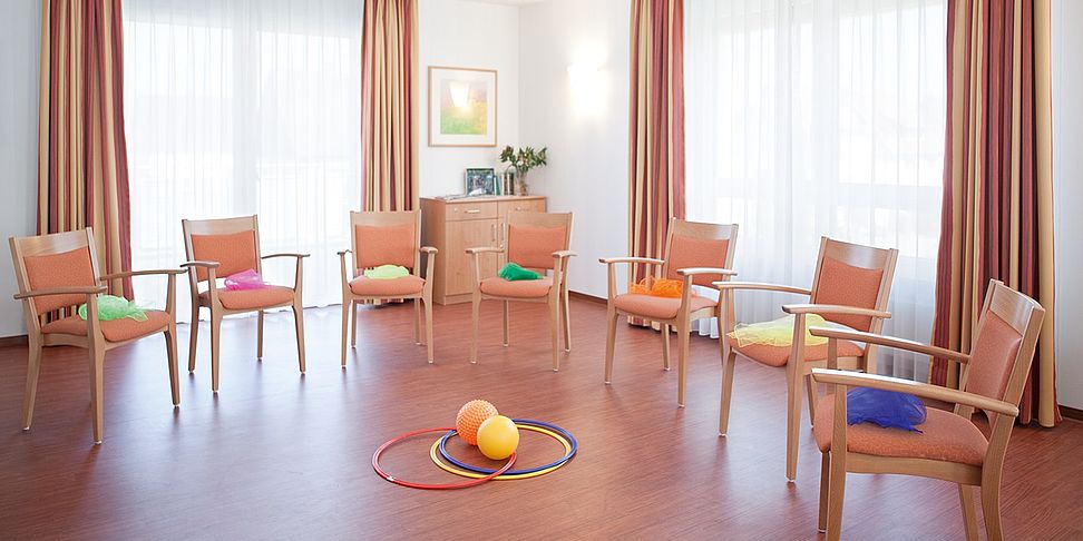 Im Therapieraum des Pflegeheims Dreieich finden Aktivitäten statt