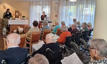 Der Erntedankgottesdienst im Kursana Domizil beschäftigte sich mit den vier Elementen Feuer, Wasser, Erde und Licht und der Dankbarkeit für die Lebensgrundlage.