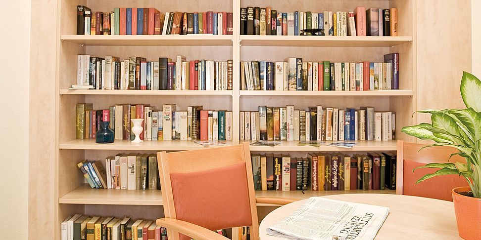 In der Bibliothek des Pflegeheims Leinfelden-Echterdingen findet jeder Bewohner ein Buch.