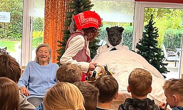 Mittendrin im Märchentrubel: Kindergartenkinder und Bewohner gingen gemeinsam auf Entdeckungsreise. 