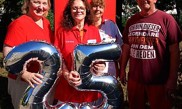 Direktorin Katrin Jong, Angelika Rickmann, Leiterin der Beschäftigung (von Anfang an dabei), Kerstin Pfeffer, Pflegefachkraft (seit 2002 dabei) und Hausmeister Hartmut Wresch (v.li.)