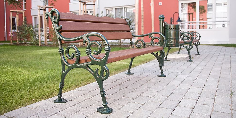 Der Garten im betreuten Wohnen vom Pflegeheim Moembris lädt zum Spazieren ein