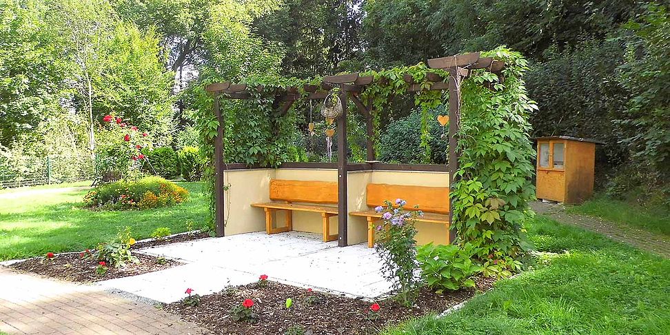 Sitzgelegenheiten im Garten des Pflegeheims Reichenbach