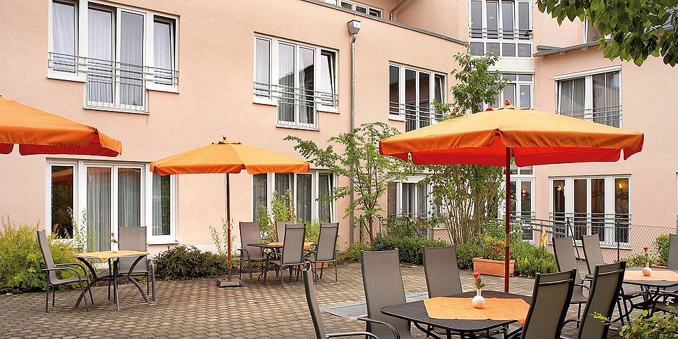 Auf der schoenen Terrasse im betreutes_Wohnen Pullach kann man es sich gut gehen lassen.