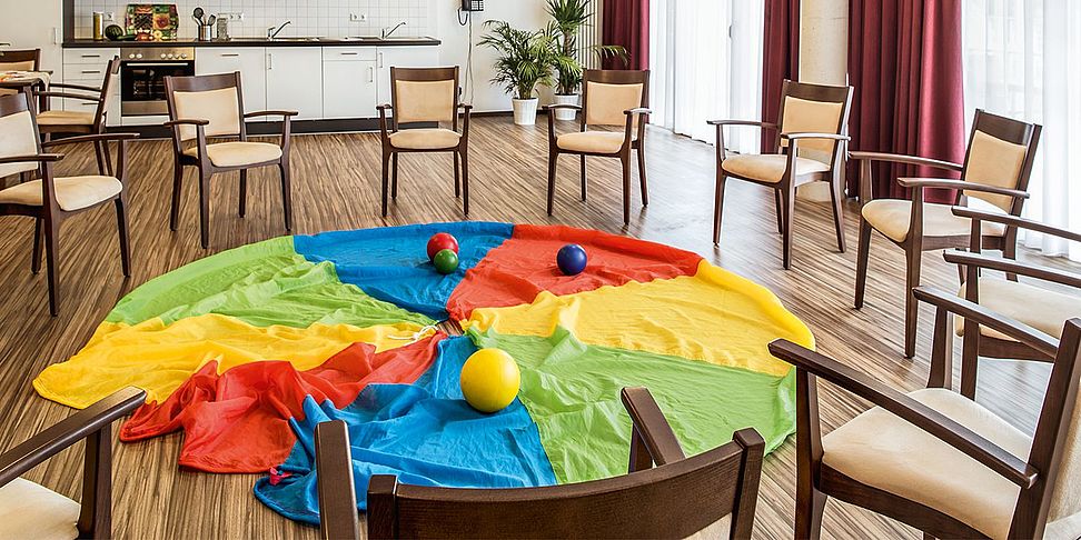 Verschiedene Gesundheits-Kurse im Therapieraum des Pflegeheims Kriftel