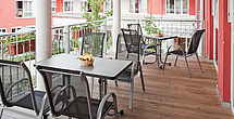 Kaffee und Kuchen auf der Terrasse im betreuten Wohnen in Dachau