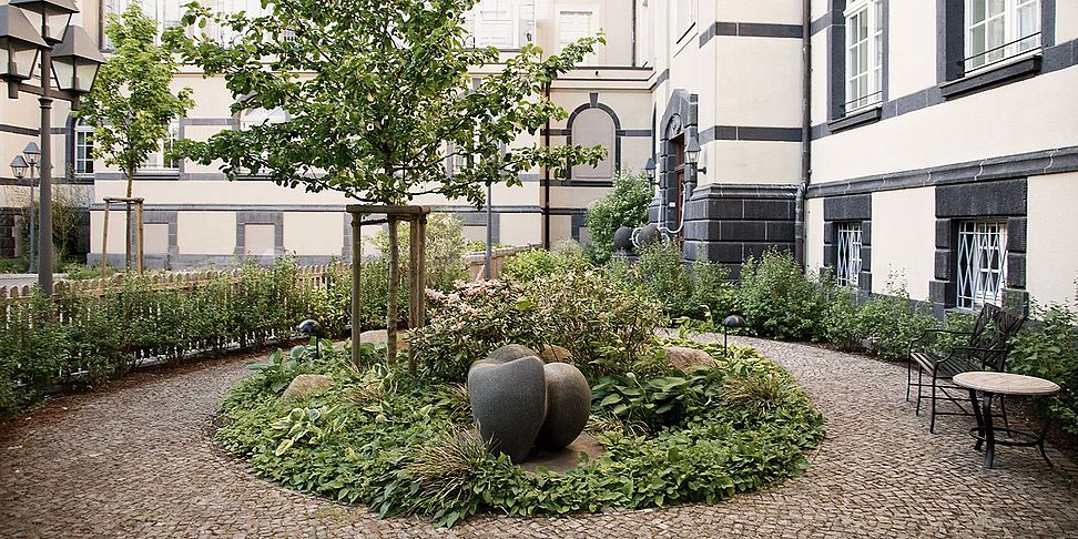 Der wunderschoene geschuetzte Garten fuer demetiell erkrankte Bewohner im Seniorenheim Hannover