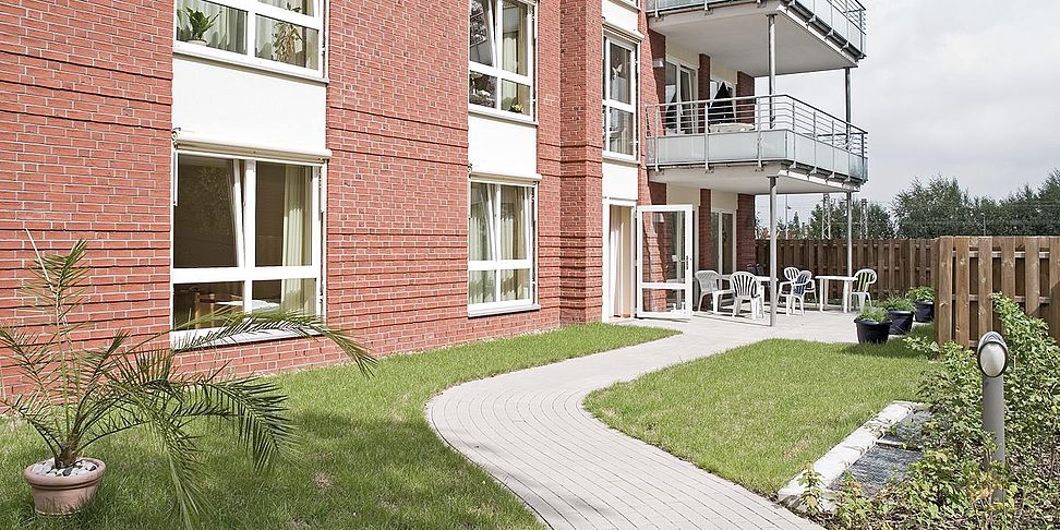 Flanieren im Garten des Pflegeheims Barsinghausen
