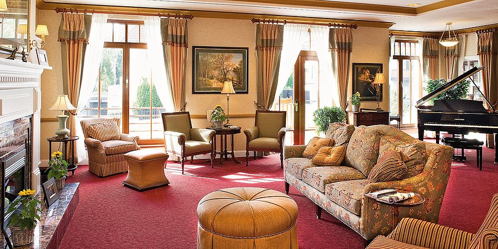 Das luxurioese Kaminzimmer im Seniorenheim Koenigstein