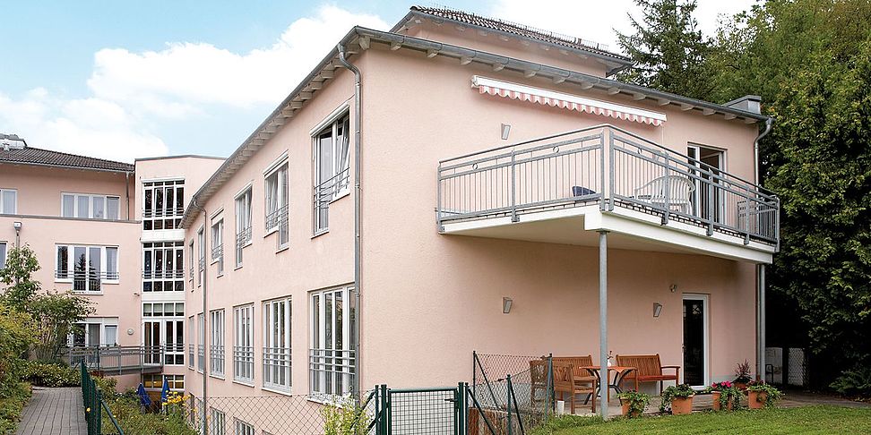 Auf der schoenen Terrasse im betreutes_Wohnen Pullach kann man es sich gut gehen lassen.