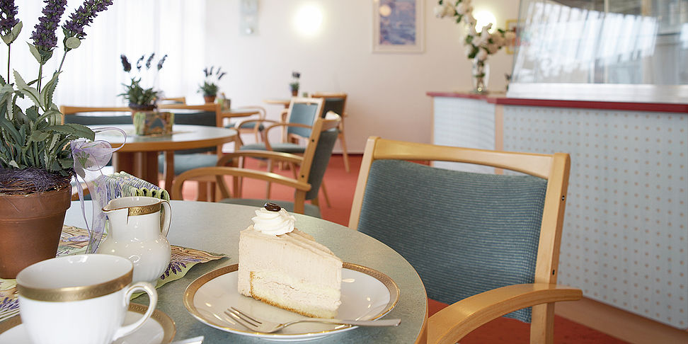 Das einladende und stilvolle Cafe im Pflegeheim Siegen