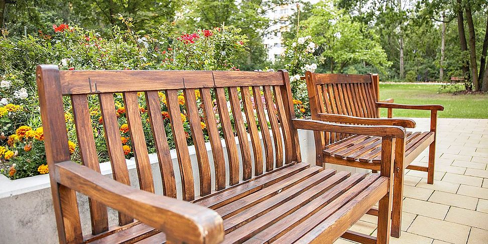 Der idyllische Garten des Pflegeheims Berlin Marzahn lädt zum Spazieren ein