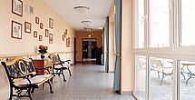 Helle und freundliche Flure im Pflegeheim in Weiden