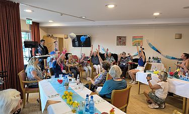 Die Bewohnerinnen und Bewohner genießen den besonderen Tag im Domizil.