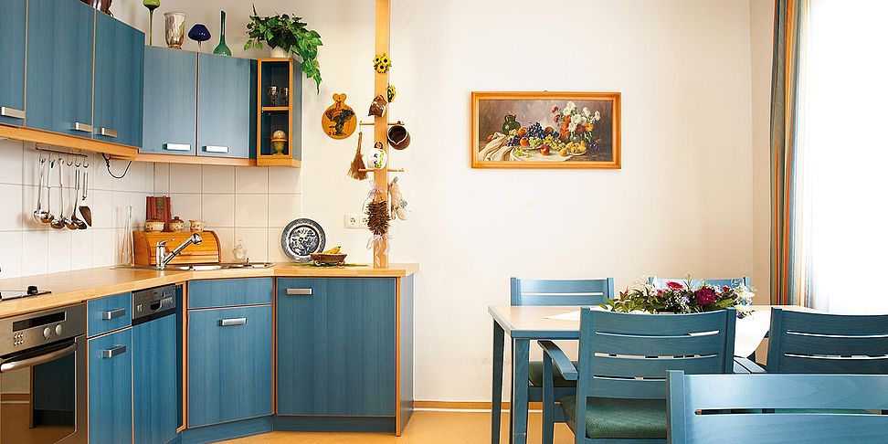 Gemeinsam kochen in der Therapiekueche des Pflegeheims Weisswasser