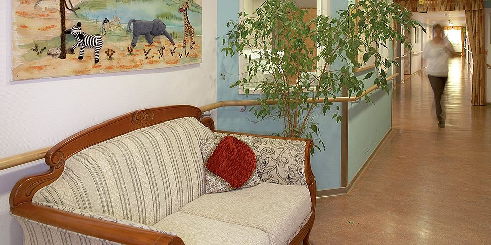 Wärme und Gemütlichkeit findet man in der Kaminecke des Pflegeheims Berlin - Landsberger Tor