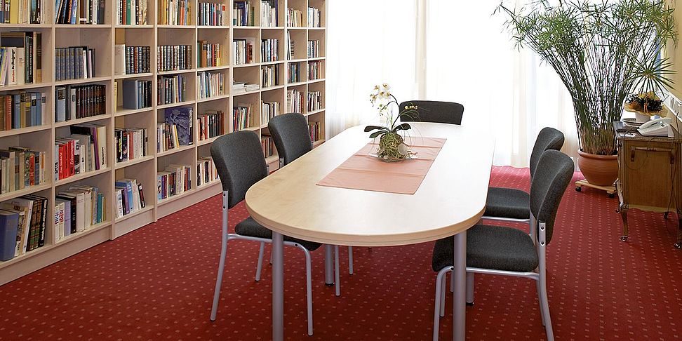 Ein gutes Buch aus der Bibliothek des Pflegeheims Ampfing findet man immer.