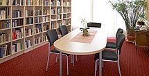 Ein gutes Buch aus der Bibliothek des Pflegeheims Ampfing findet man immer.
