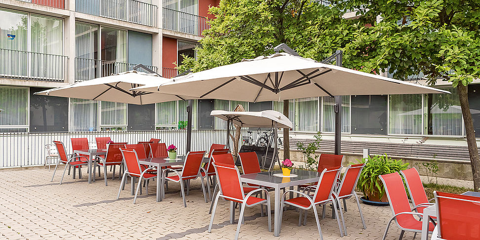 Im Pflegeheim Weimar kann man auf der Terrasse die Seele baumeln lassen