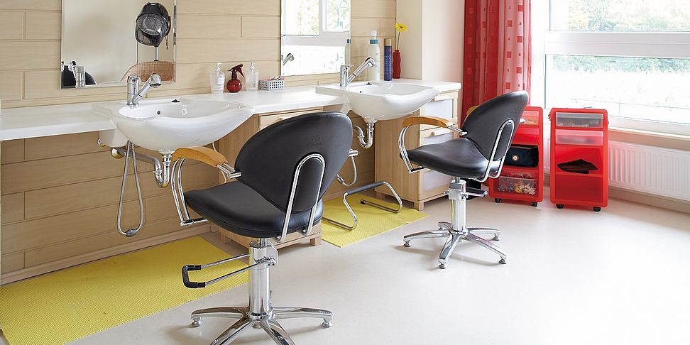 Das Pflegeheim Berlin Marzahn verfügt über einen eigenen Friseursalon