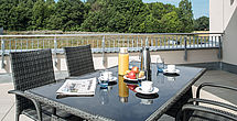 Auf der schönen Terrasse im betreutes_Wohnen Mücke kann man es sich gut gehen lassen.