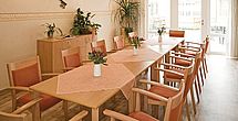Im Tagesraum des Pflegeheims Kaiserslautern treffen sich die Bewohner.