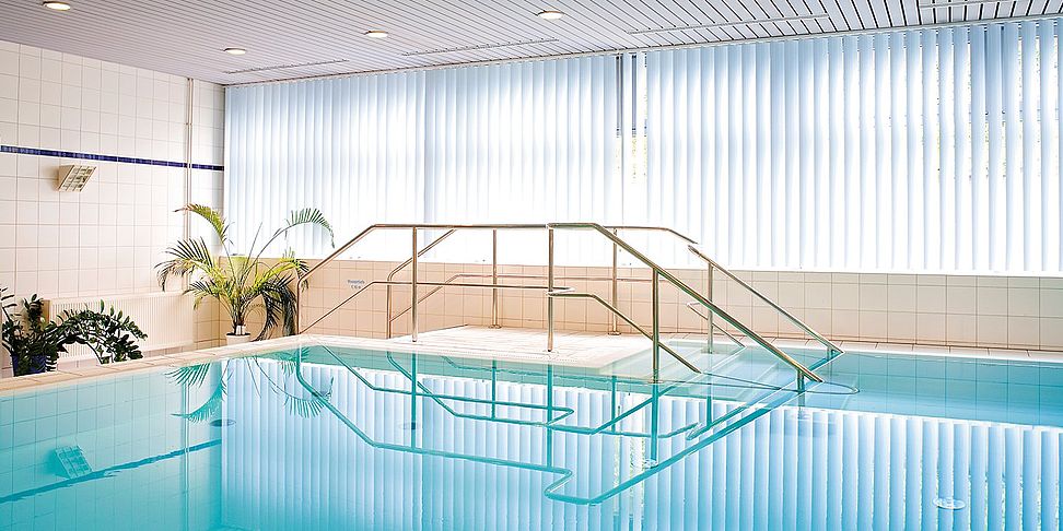 Verschiedene Gesundheits-Kurse im Schwimmbad des Pflegeheims Berlin - Landsberger Tor
