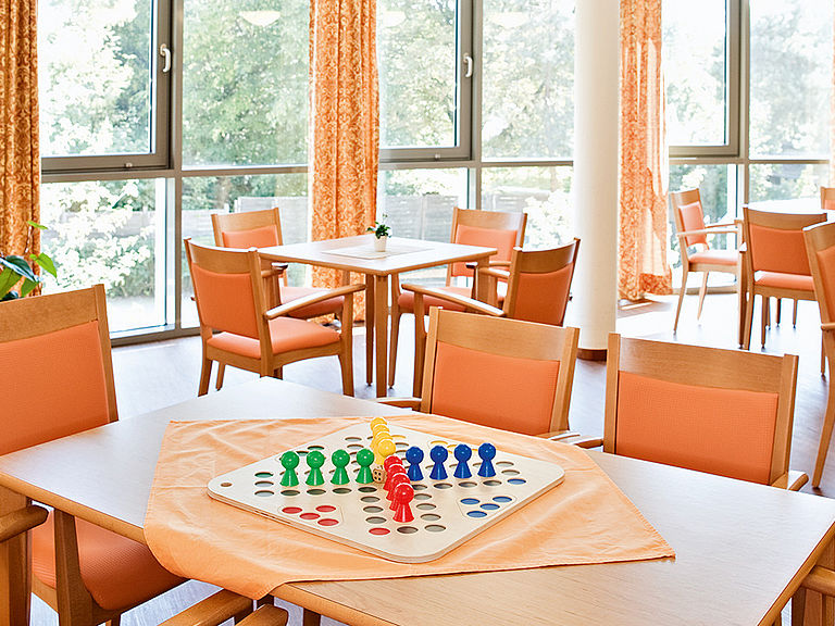 Ein gemütlicher Gemeinschaftsraum im Altenheim Hamburg-Billstedt