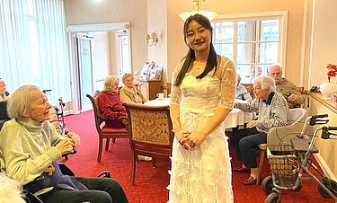 Sopranistin Jiwon Kang präsentierte in der Kursana Villa Oberursel einen Nachmittag voller Opernzauber.
