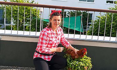Mitarbeiterin Manuela Kammholz stellte ihr Huhn Jochen vor.