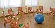 Im Therapieraum des Pflegeheims Pullach finden Aktivitäten statt