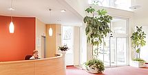 Ein lebendiges Foyer im betreuten Wohnen Hamburg