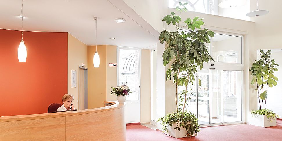 Ein lebendiges Foyer im betreuten Wohnen Hamburg