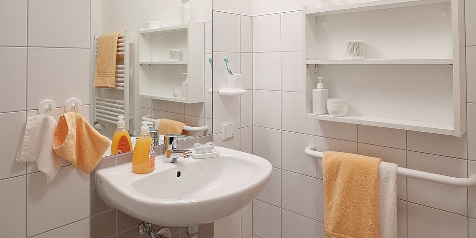 Ein eigenes Bad gehört zu jedem Zimmer im Pflegeheim Schneeberg
