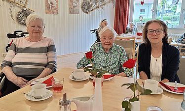 Die Senioren und ihre Angehörigen waren im Kursana Domizil zum Muttertags-Café eingeladen. 
